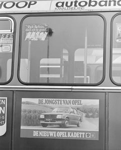 881410 Afbeelding van een reclamesticker voor de nieuwe Opel Kadett op een autobus van het G.V.U. te Utrecht.